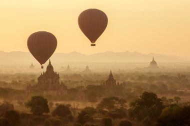 hava balonları Budist tapınakları gündoğumu, üzerinde. Bagan, Myanmar.