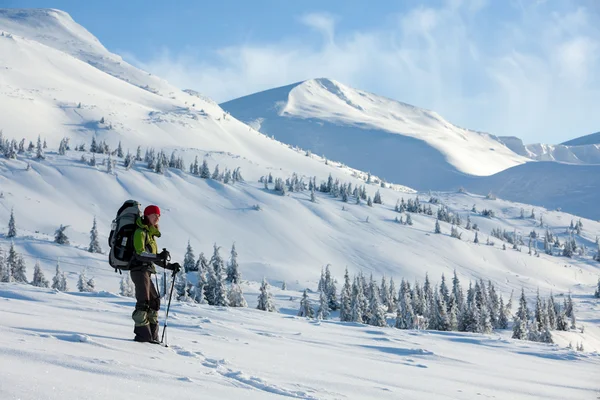 Kış dağlarda poz backpacker kadın