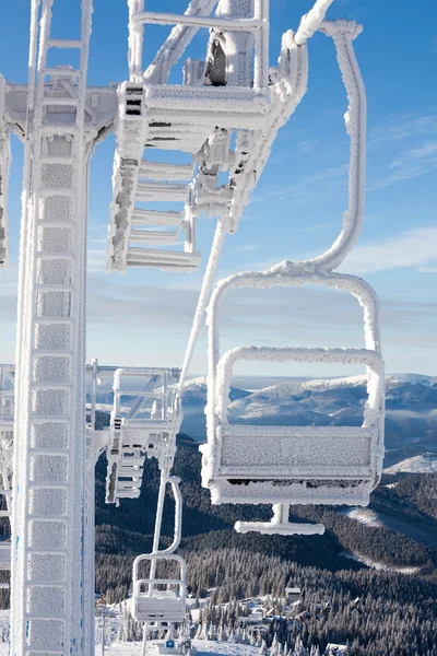 Zmrazené sedačkovou lanovkou sněhu Resort v zimních horách na slunné da — Stock fotografie