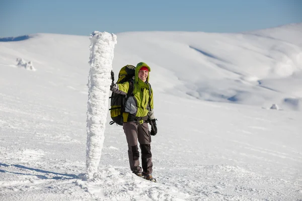 バックパッカーの女性が冬の山のポーズ — ストック写真