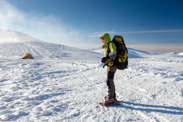 Snowshoeing em montanhas dos Cárpatos no inverno — Fotografia de Stock