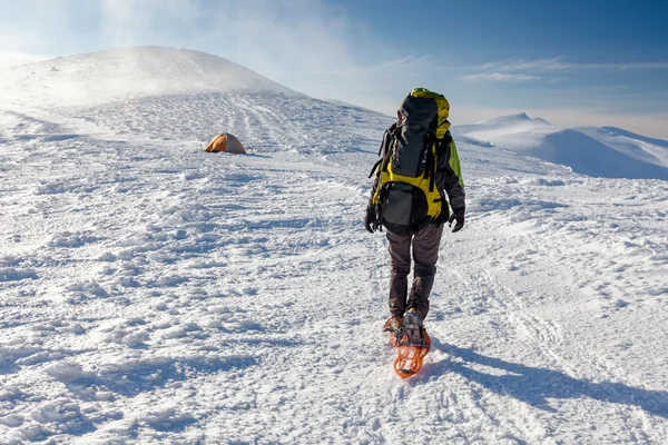 Snowshoeing em montanhas dos Cárpatos no inverno — Fotografia de Stock