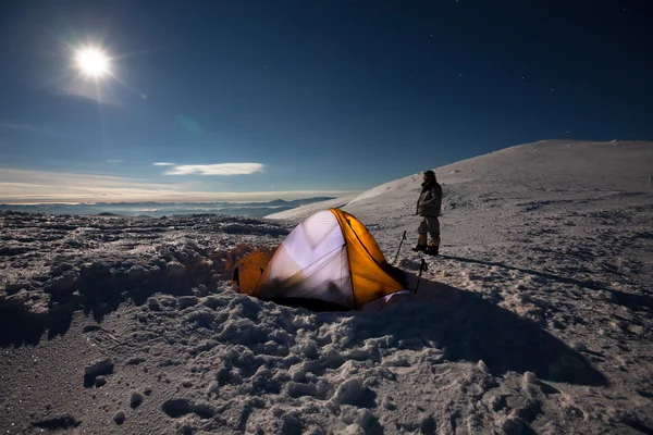 Tenda arancione nella foresta invernale di notte — Foto Stock