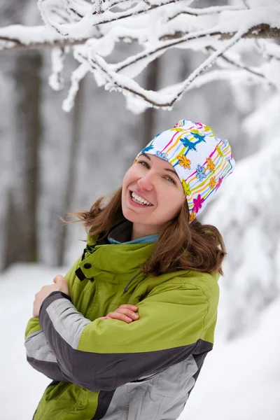 Bella donna è in posa in congelato inverno foresta — Foto Stock