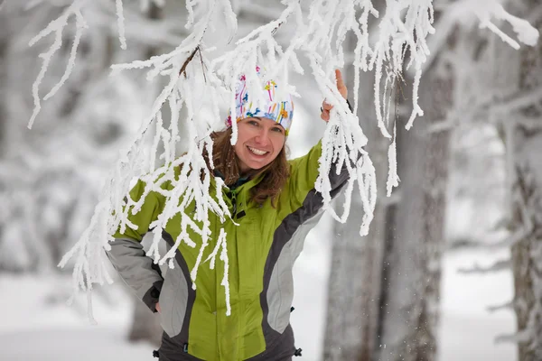 Pretty woman is posing in frozen winter forest — Stock Photo, Image