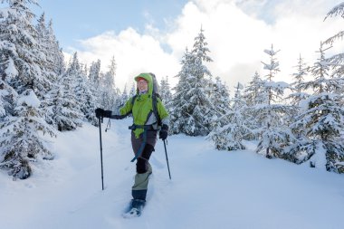 Backpacker kadın kışın ormanda yürüyor