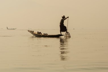 Balıkçılar Inle göl günbatımı, myanmar.