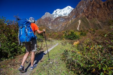 Uzun yürüyüşe çıkan kimse Trek Manaslu bölge, Nepal Himalayalar,