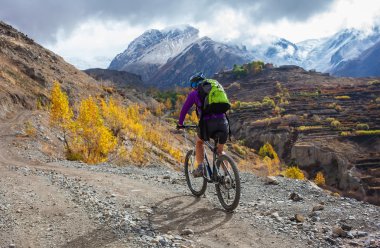 Motorcu-kız Himalaya Dağları, Anapurna bölge