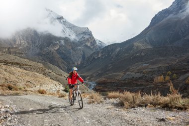 Motorcu-kız Himalaya Dağları, Anapurna bölge
