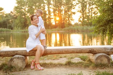 Anne ve çocuk sonbahar parkta oynamak