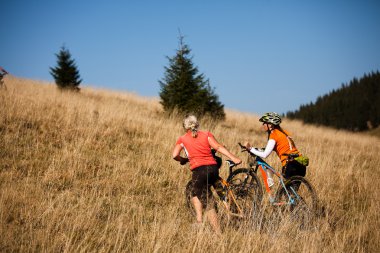 Sonbahar dağlarda at binme motorcu