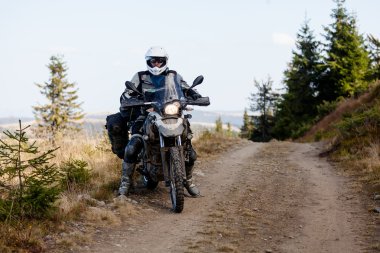 Sonbahar dağlarında seyahat bisikletçinin