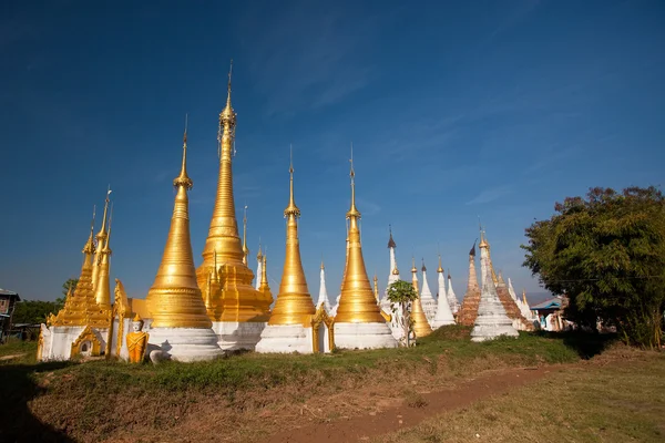 Shwe inn thein pagode bei indein dorf, inle see — Stockfoto