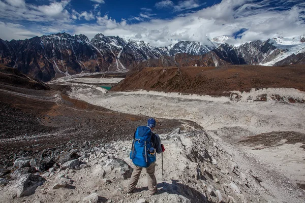 Turista na trek v Himálaji, Manaslu regionu, Nepál — Stock fotografie