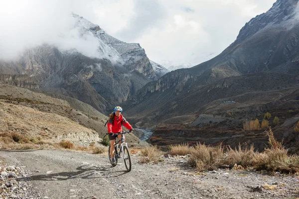 Motociclista nas montanhas do Himalaia, região de Anapurna — Fotografia de Stock