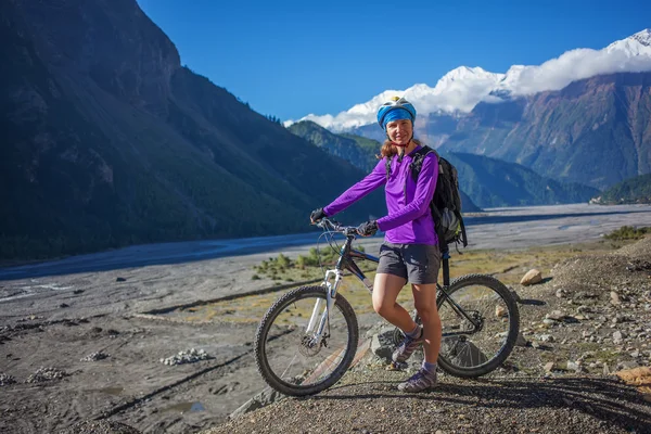 Chica motociclista en las montañas del Himalaya, región de Anapurna —  Fotos de Stock