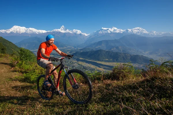 Biker-boy en las montañas del Himalaya, región de Anapurna —  Fotos de Stock