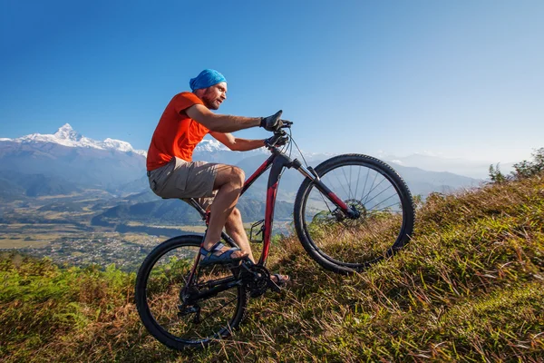 Biker-boy en las montañas del Himalaya, región de Anapurna —  Fotos de Stock