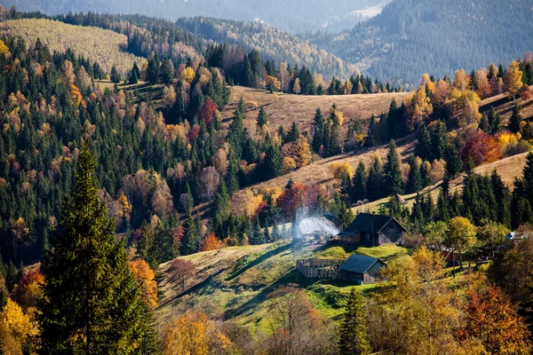 Malé vesnice na podzim Karpaty — Stock fotografie