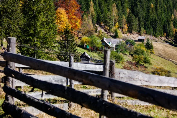 Kleines Dorf in den herbstlichen Karpaten — Stockfoto