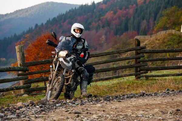 Motociclista viajando en las montañas de otoño —  Fotos de Stock