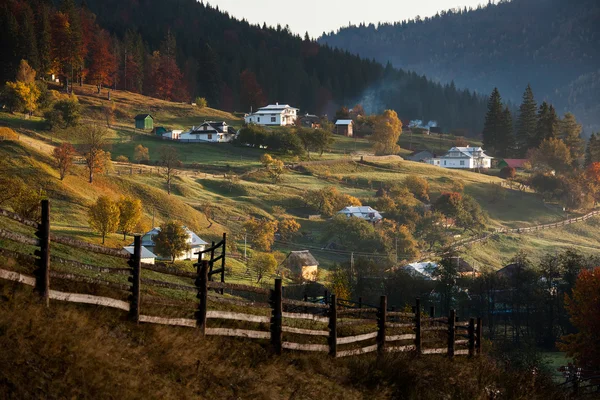 Kleines Dorf in den herbstlichen Karpaten — Stockfoto