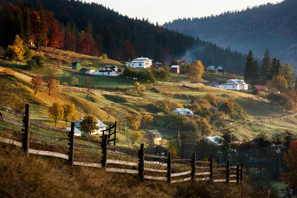 Liten by i höst Karpaterna — Stockfoto