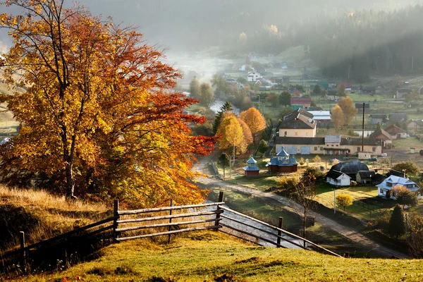 Kleines Dorf in den herbstlichen Karpaten — Stockfoto