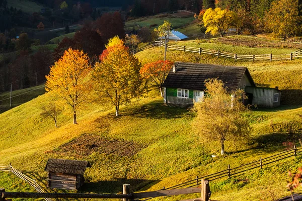 Malé vesnice na podzim Karpaty — Stock fotografie