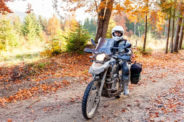 Motociclista en bosque de otoño —  Fotos de Stock