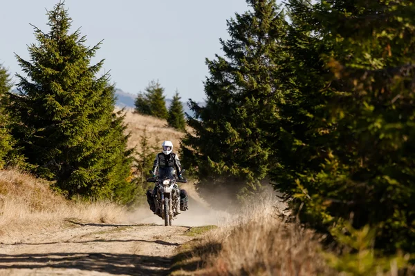 Motociclista viajando en las montañas de otoño —  Fotos de Stock