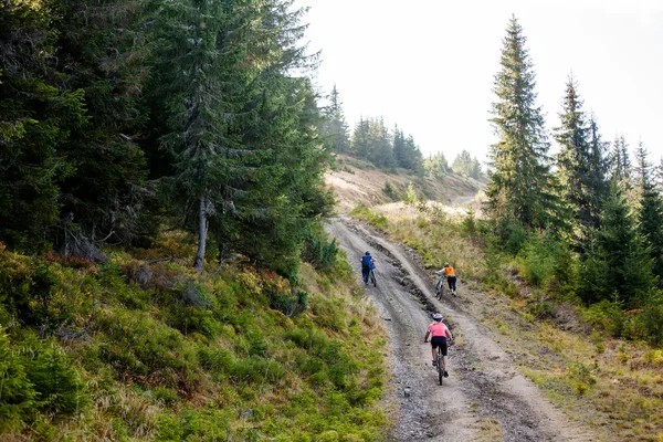 Fietsers reizen in moeilijke omstandigheden in herfst bos — Stockfoto