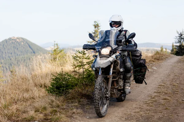 Motociclista viajando en las montañas de otoño —  Fotos de Stock