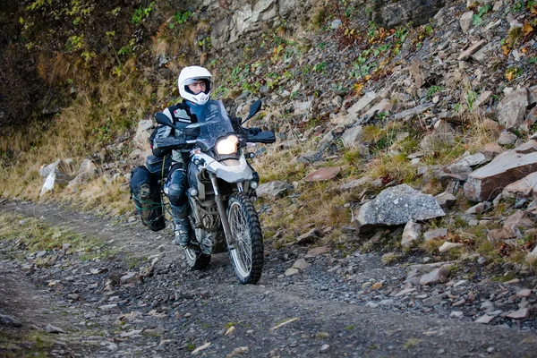 Motocycliste voyageant dans les montagnes d'automne — Photo