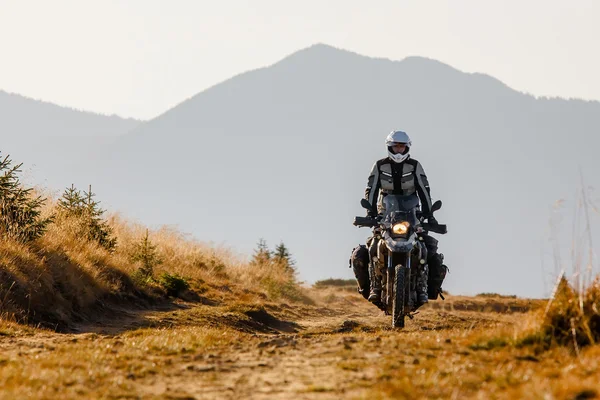 Motorradfahrer in den Herbstbergen unterwegs — Stockfoto