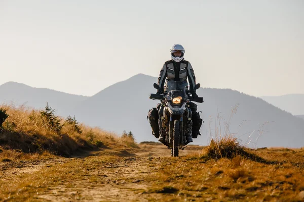 Motociclista viajando en las montañas de otoño —  Fotos de Stock