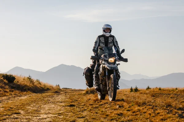 Motociclista viajando en las montañas de otoño —  Fotos de Stock