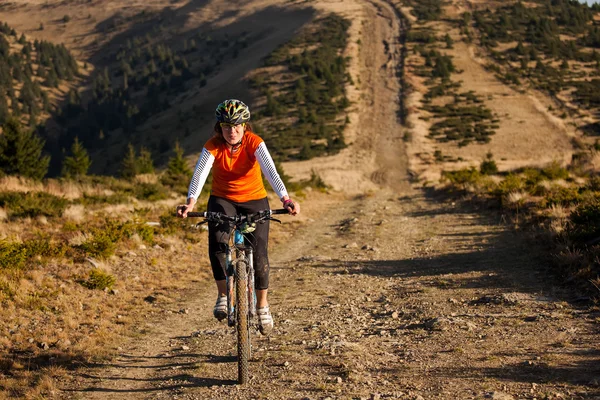 Montar en bicicleta en las montañas de otoño —  Fotos de Stock
