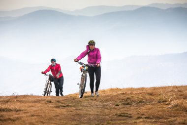 Sonbahar dağlarda at binme motorcu