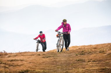 Sonbahar dağlarda at binme motorcu