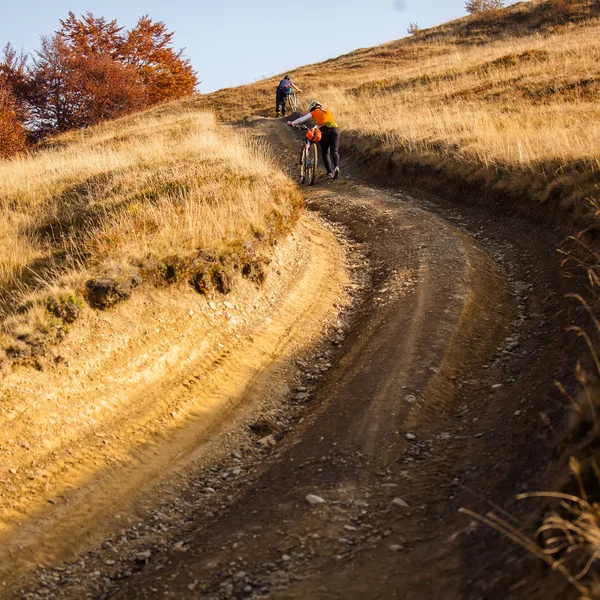 Andar de motociclista em montanhas de outono — Fotografia de Stock