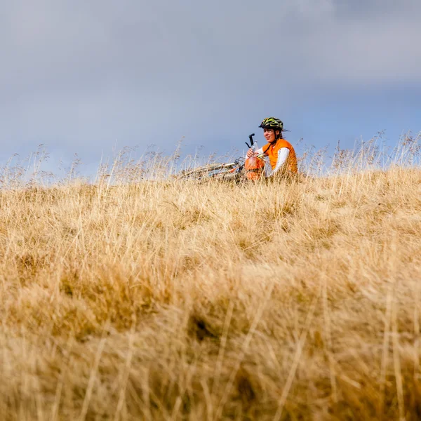 Montar en bicicleta en las montañas de otoño — Foto de Stock