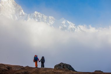 Himalaya dağlarında yürüyüş