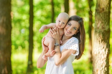 Anne çocuğunu ile almak dinlenme Parkı