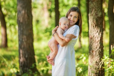 Anne çocuğunu ile almak dinlenme Parkı