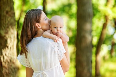 Anne çocuğunu ile almak dinlenme Parkı