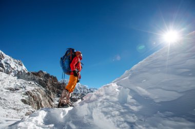 Himalaya dağlarında yürüyüş