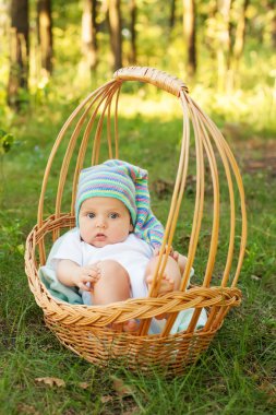 sevimli beyaz bebek çocuk parkı kameraya benziyor