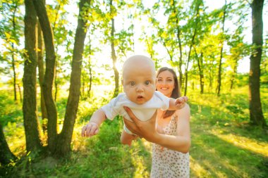 Anne çocuğunu ile almak dinlenme Parkı